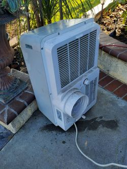 Della portable AC unit used