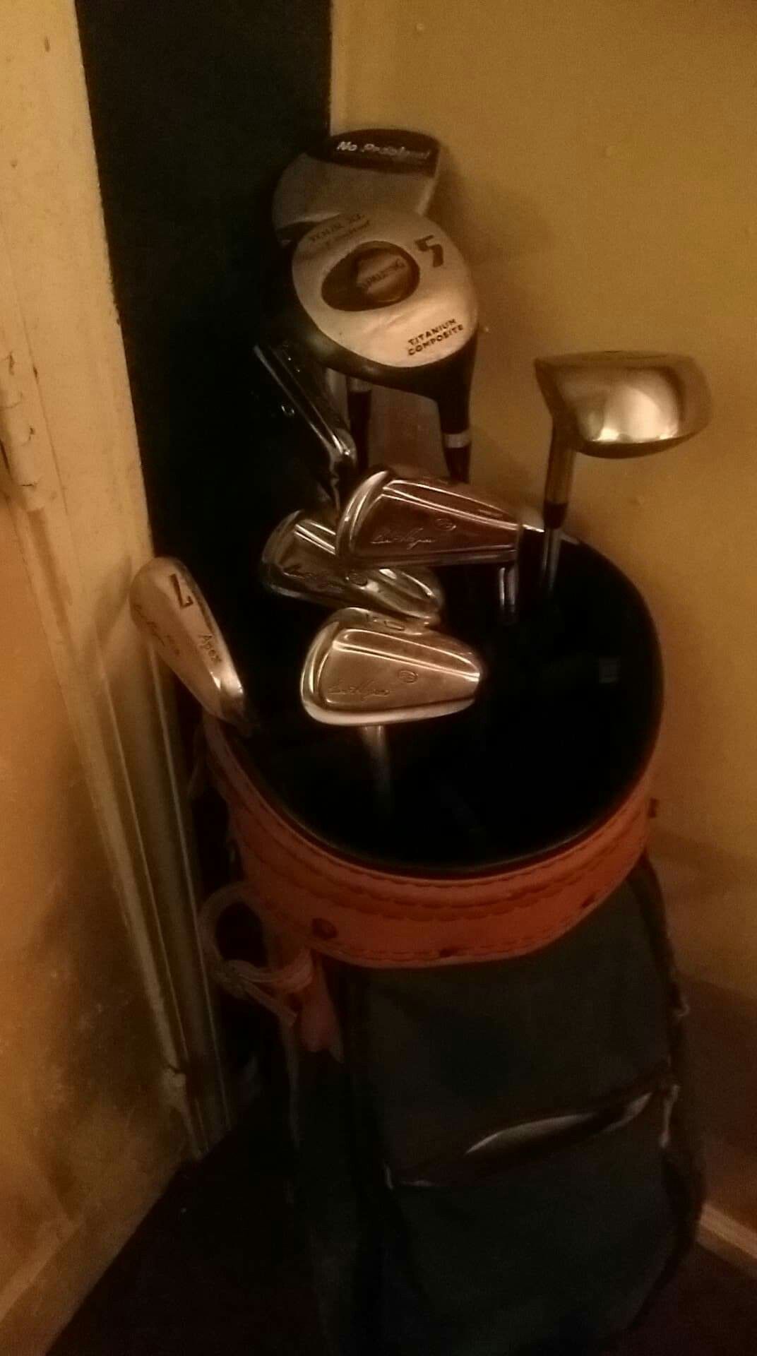 Bag of golf clubs...Ben hogan..spaulding...wilson