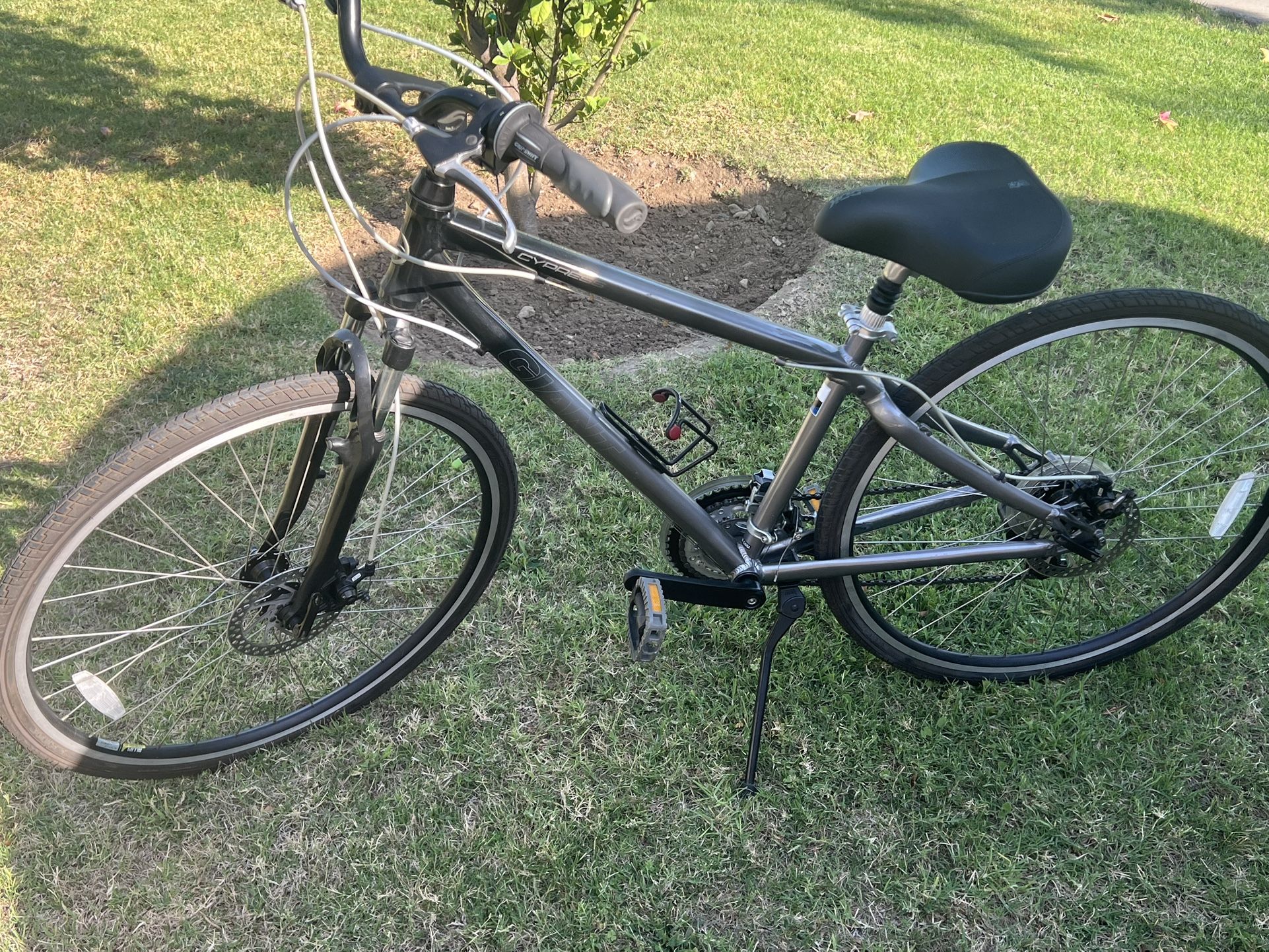 Giant Cypress DX Hybrid Bike W Disc Brakes