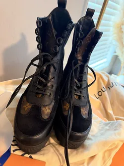 100 % Authentic Louis Vuitton Laureate Black Monogram Platform Desert Boots (Size 39) 8.5