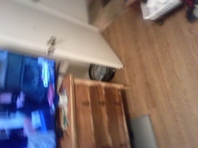 75 Inch Samsung 3yrd Old Approx I Love This TV. Moving