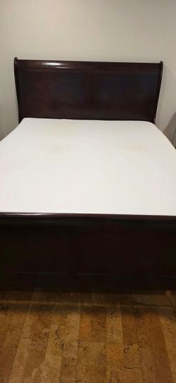 Beautiful Dark Wood Sleigh Bed Frame + Queen Size Memory Foam Matress– Excellent Condition