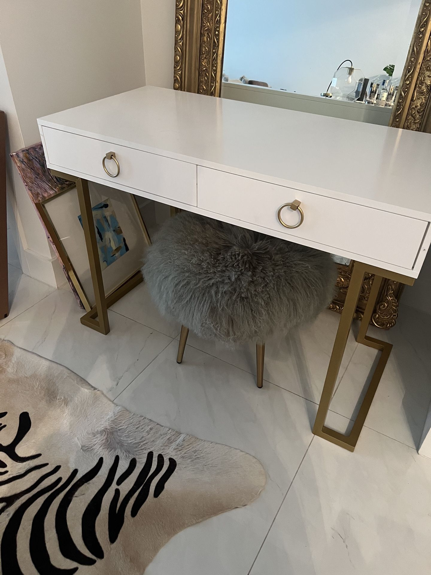 White Vanity Desk  With Drawers ., Moving Must Sell.!