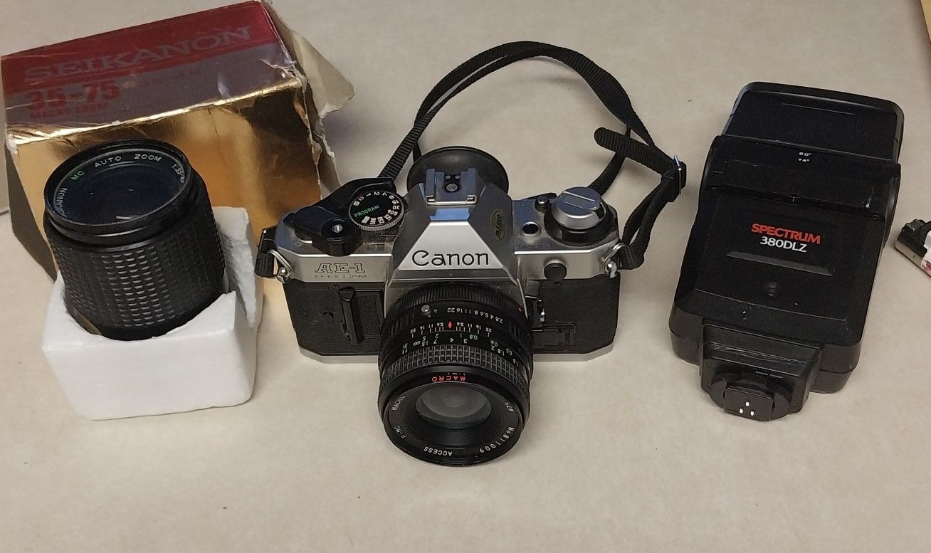 CANON AE1 35mm Film Plus FREE zoom & Flash