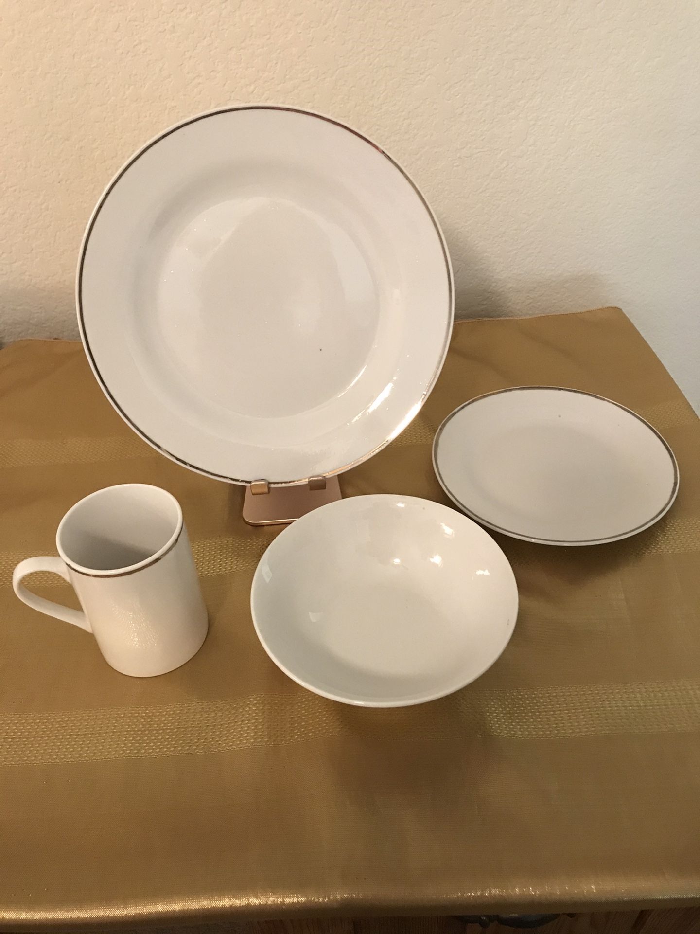 Mulberry Home Collection Dinner Set