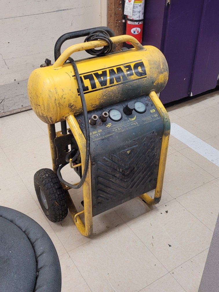 Dewalt 4.5 Gallon Compressor