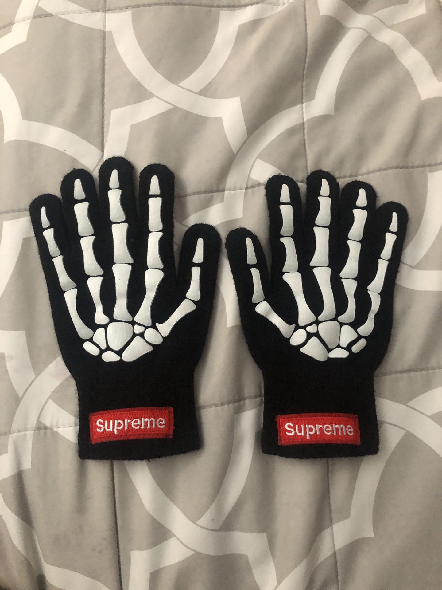 Supreme Mittens