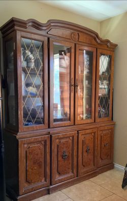 China cabinet. Gabinete de madera