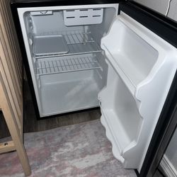 Mini fridge 