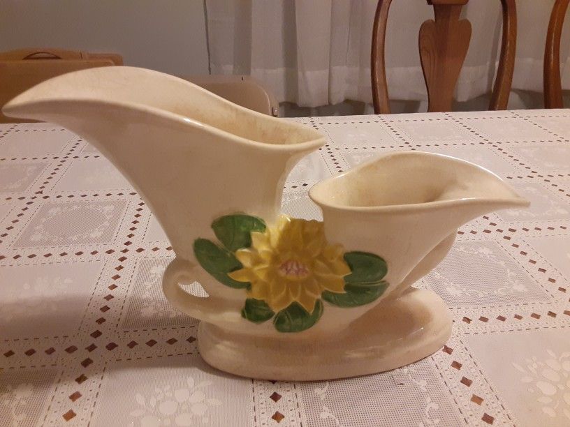 REALLY NEAT Looking VINTAGE DOUBLE Vase FROM hull POTTERY Made in UsA