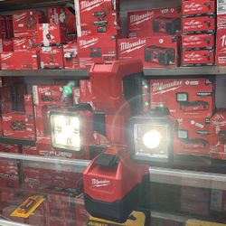 Milwaukee M18 18-Volt Lithium-Ion Cordless Utility Bucket LED Work Light (Tool-Only)