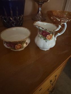 Sugar and creamer