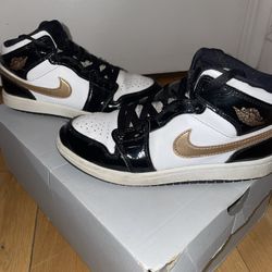 Jordan 1 Mid SE black and gold