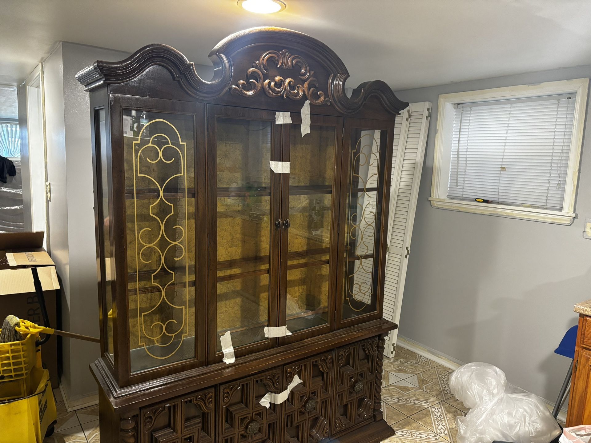 🪞 Vintage Wood Display Hutch / China Cabinet – $200 OBO
