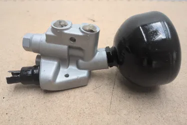 Mercedes R230 SL500 CL500 OEM ABC Suspension Pressure Relief Valve with Accumulator For Parts