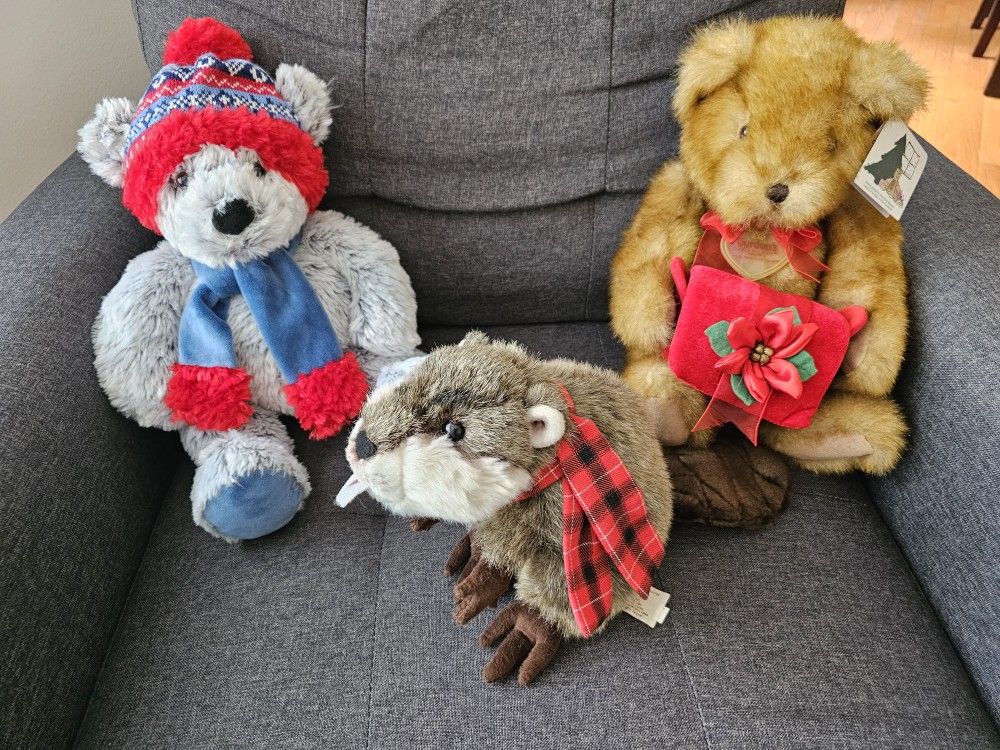 $25.00 - (3) Collectible Christmas Stuffed Animals/Bears! One With Gift Box (Gund Brand)/One Angry Beaver! Bundle Price Offer! Like New Condition!