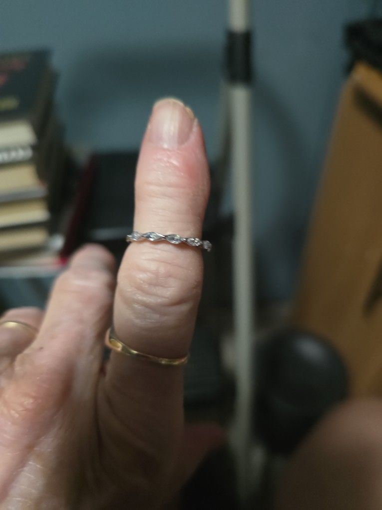 Size 7 Beauriful White Sapphire Band