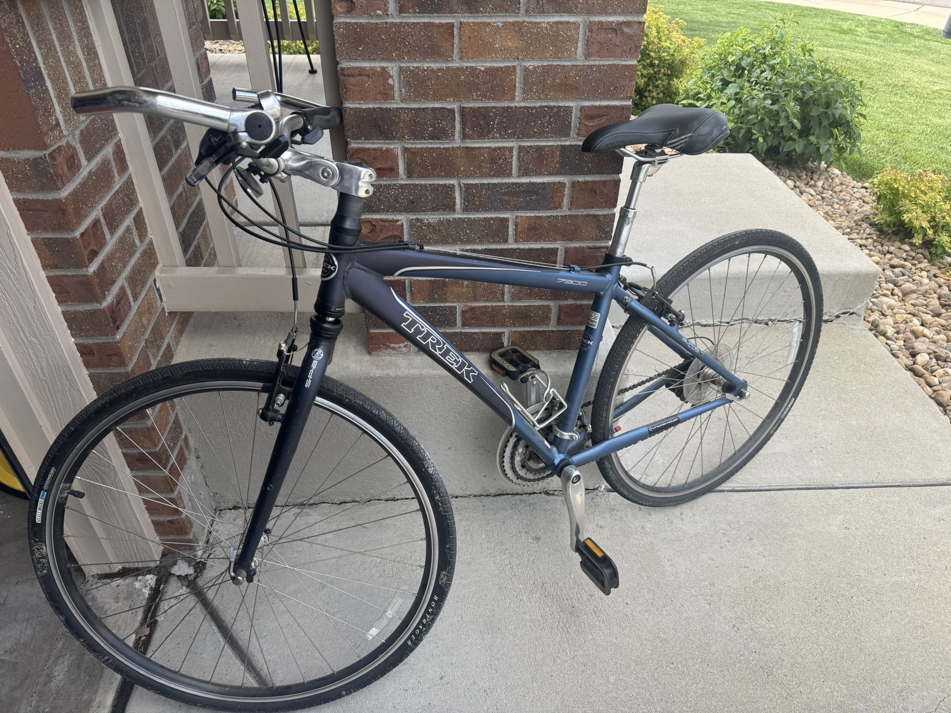 Trek 7300 Hybrid Bicycle 17” ML