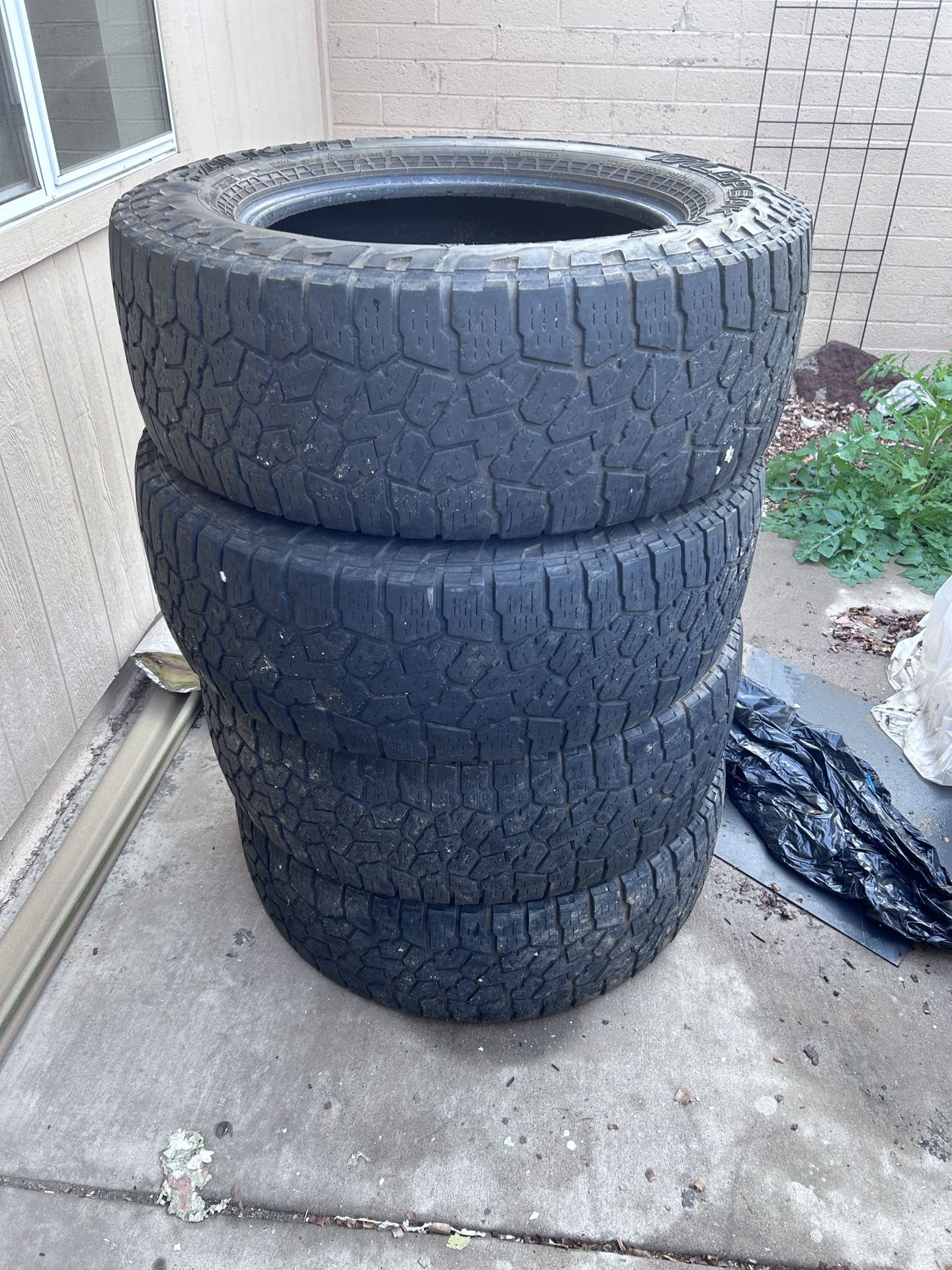 Tires LT285/65R20 137/124R