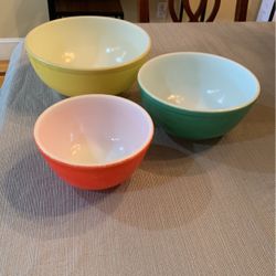 Vintage Pyrex Nesting Bowl Set (3)