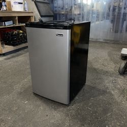 Magic Chef mini fridge