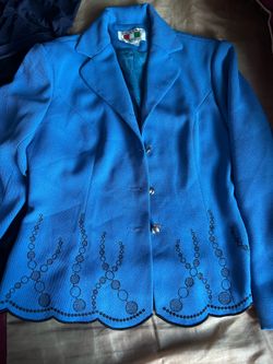 Elegant royal blue women’s blazer with decorative design. Clean, stylish, and in excellent condition. Perfect for work, church, parties, or special oc
