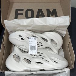 Yeezy Foam Runner Sand Size 8M/ 9.5W