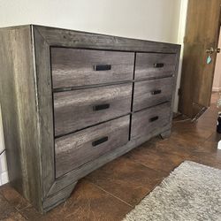 Bedroom Set (Dresser and 2 Nightstands)