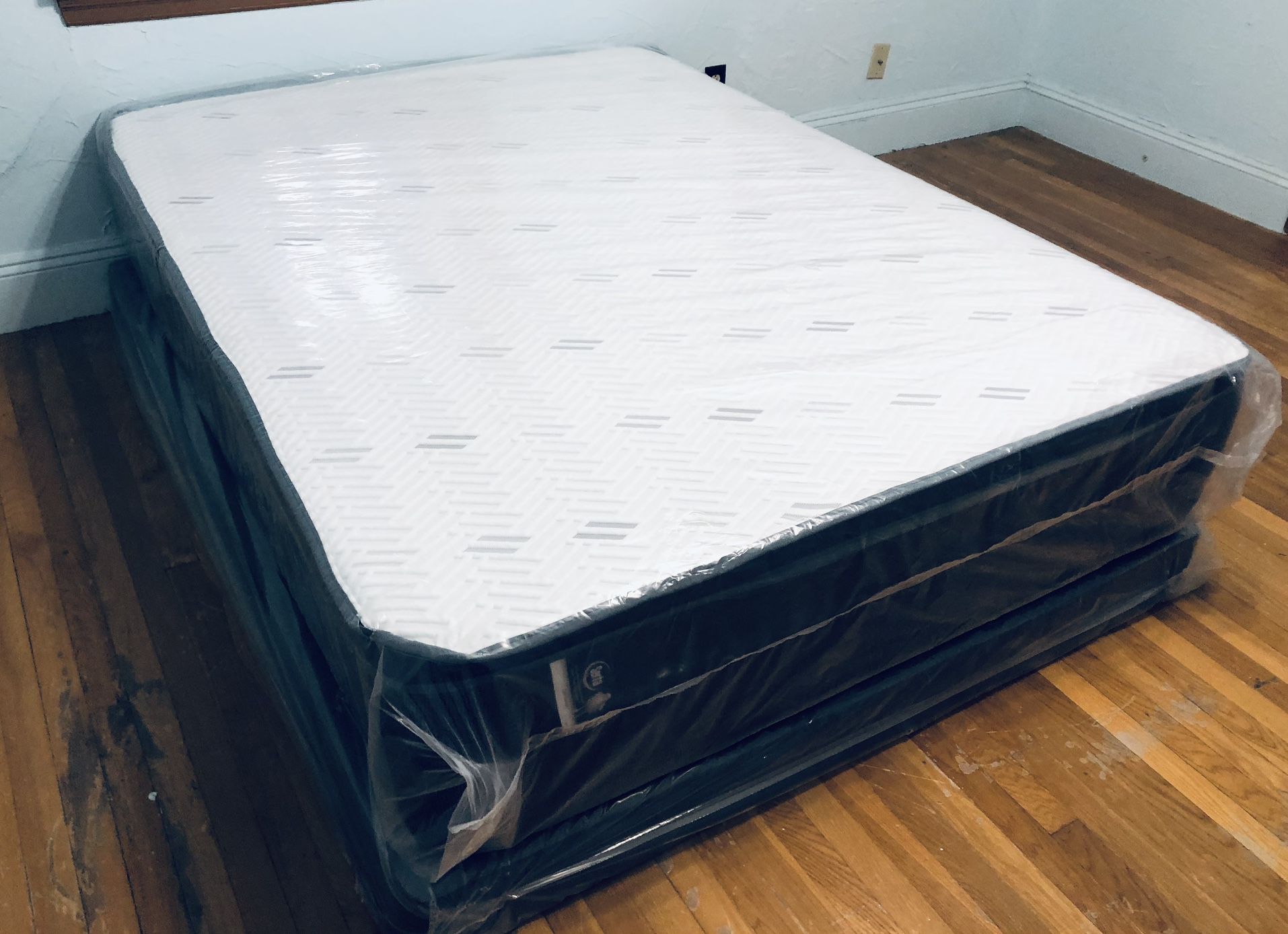 Queen Size Mattress Pillow top  Thick 13”With Regular Box Spring Brand New We finance We deliver all Cities!