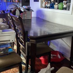 Table set  six chairs great condition