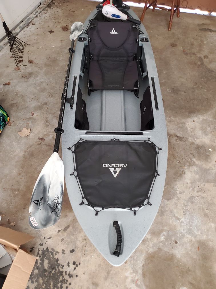 Ascend H10 Kayak with 55lb Thrust Motor for Sale in Daytona Beach