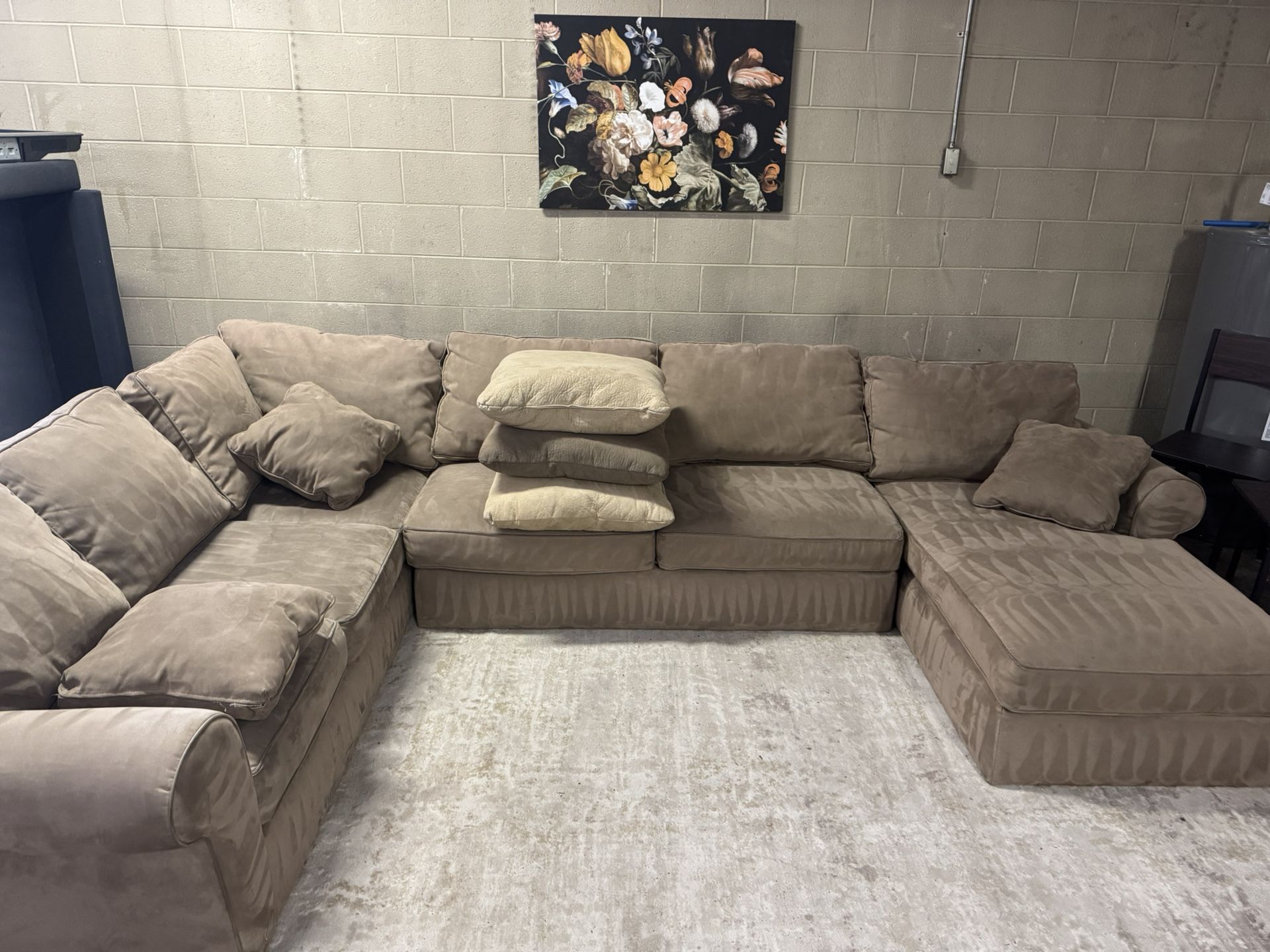 (DELIVERY 🚚 No DEPOSIT)PLUSH!!Brown/Tan/Beige U-Shaped Sectional Couch W/ Chase