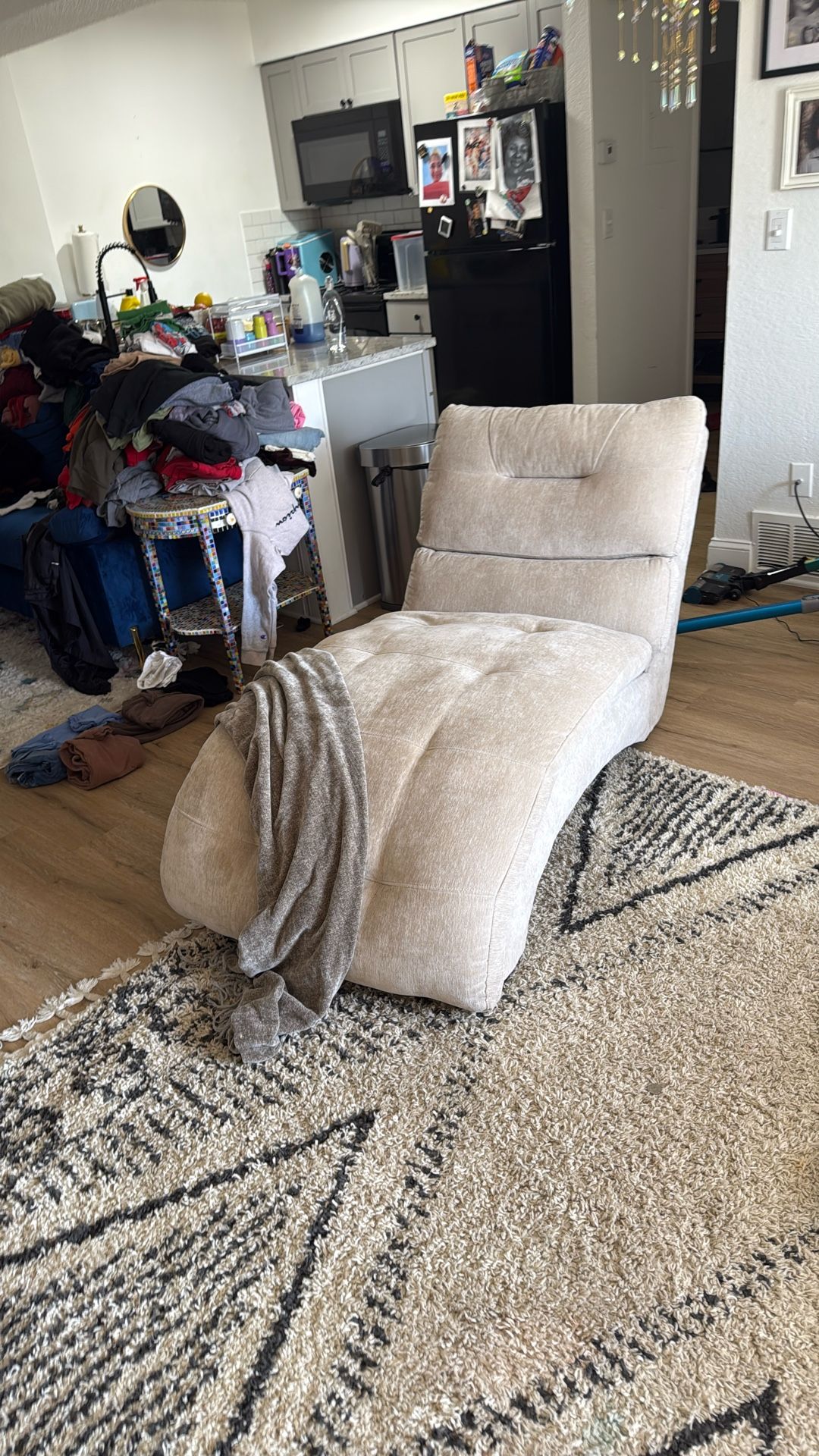 Chase Lounge Chair Like NEW