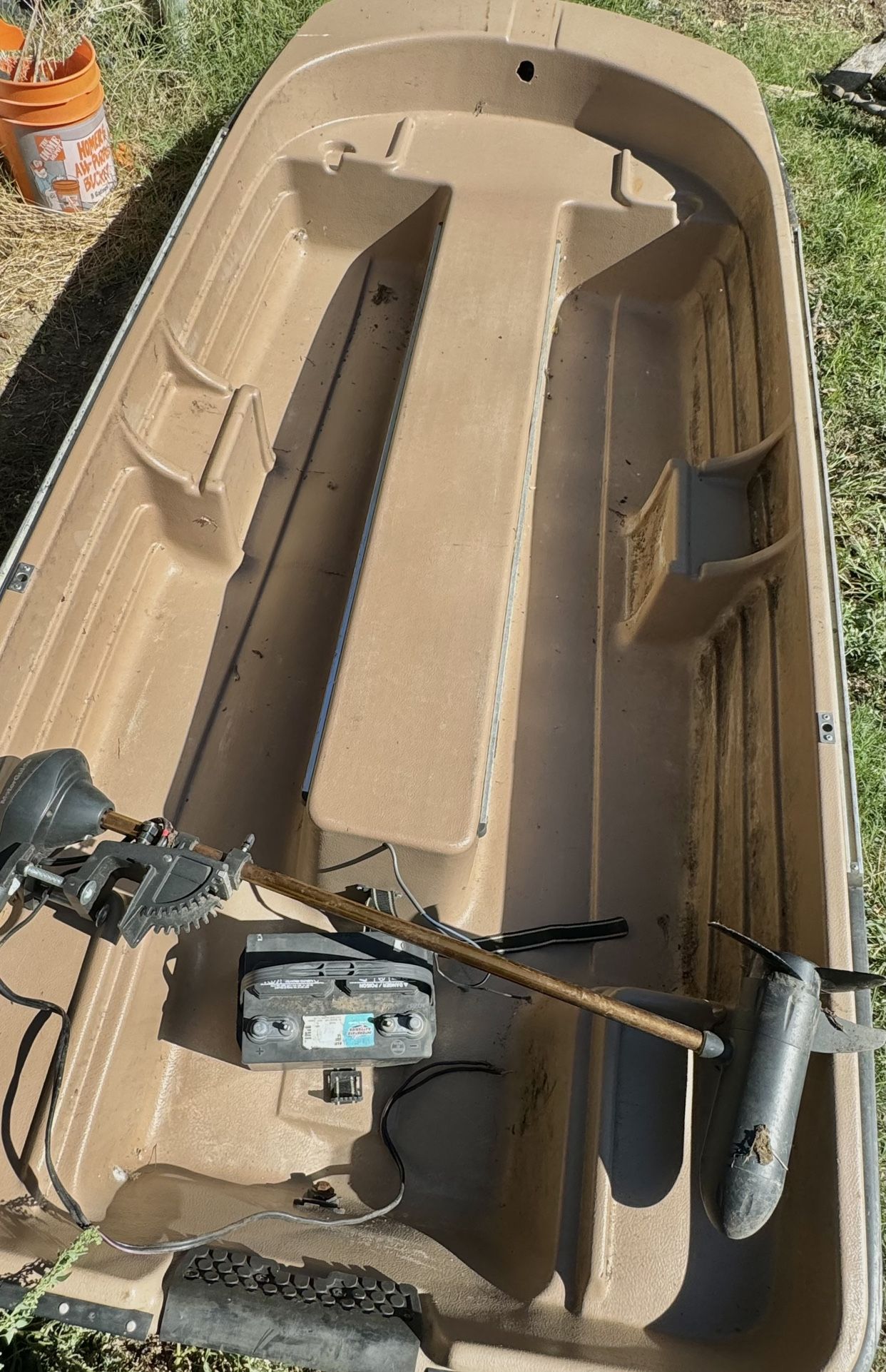 Small boat With trolling motor And Battery + Charger