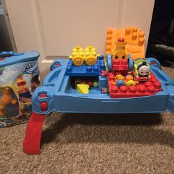 Mega blocks table and block set
