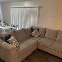 ✨ Modern Sectional Couch w/ Chaise + Pillows – $450 OBO