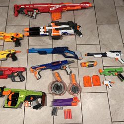 LOT OF 12 NERF GUNS & ACCESORIES