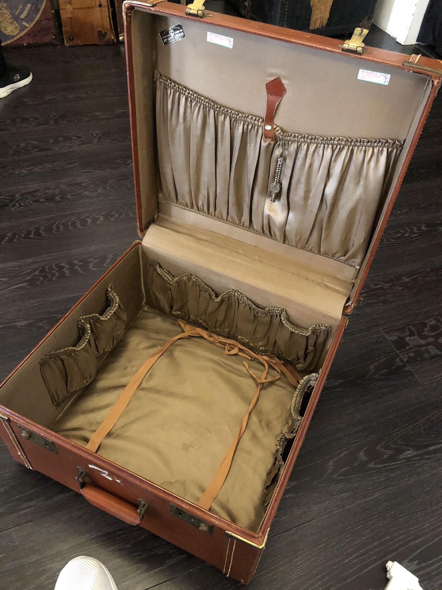 Antique vintage leather luggage original and very old ,down town miami area 33128 , $50 , 18x10x18in Collectibles & Art