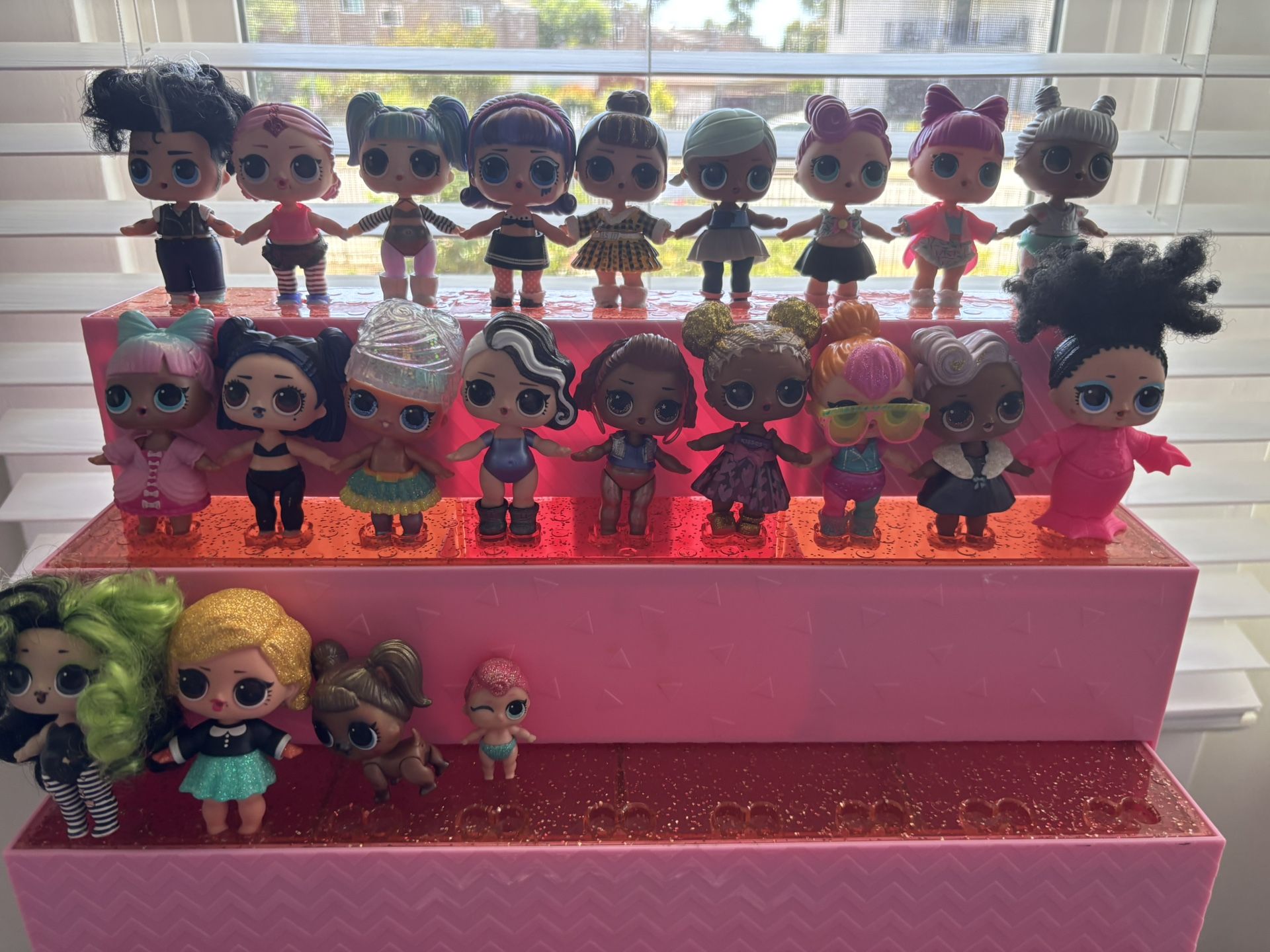 LOL Surprise Mini shop Playset and Fashion show on the Go includes 22 mini LOL’s