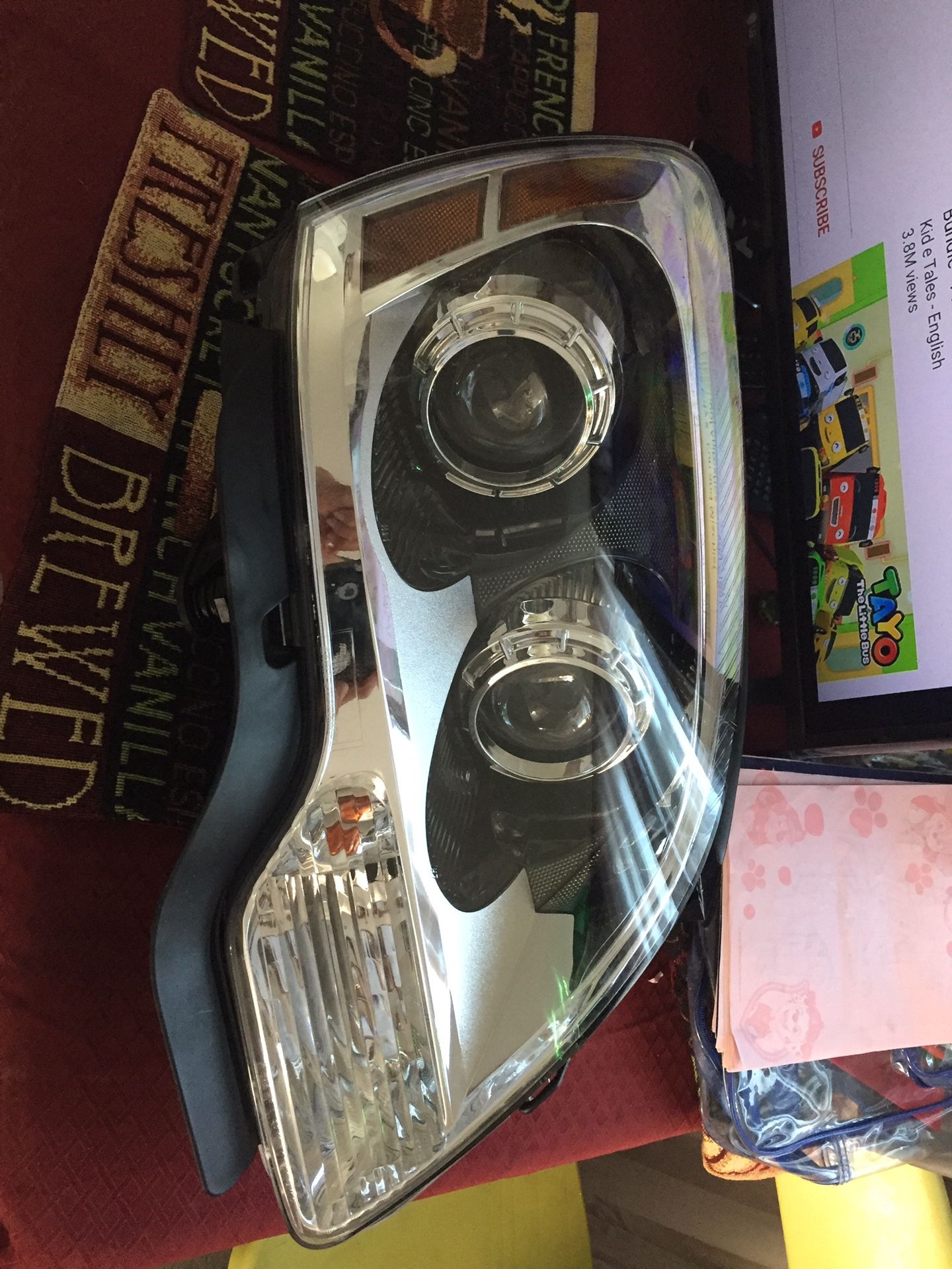 2012 GMC Acadia front right light