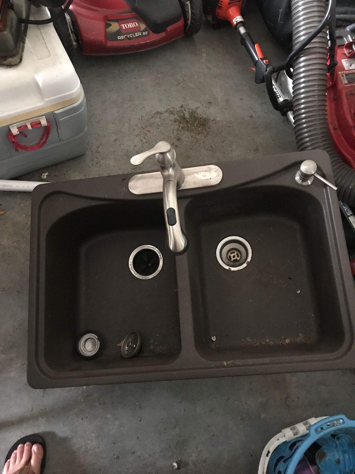 Nice kitchen sink used for about six months .We decided just to re-model the whole kitchen my loss your gain