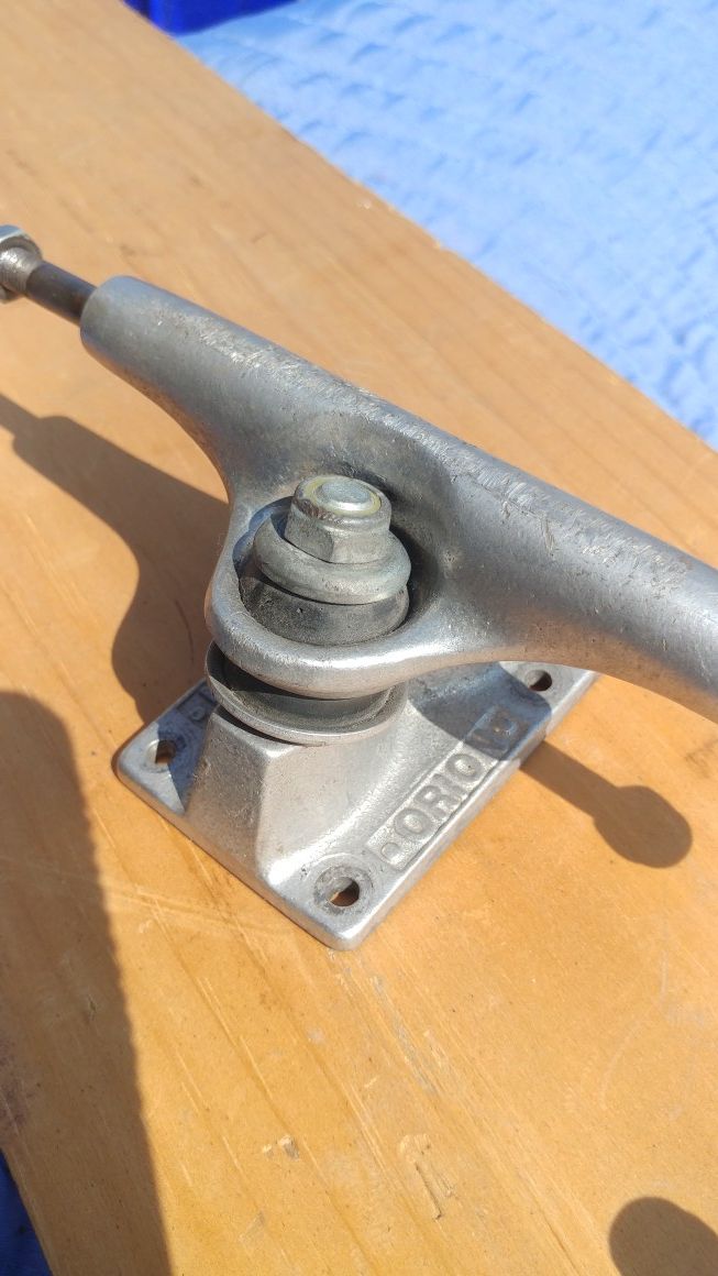 Orion skateboard trucks