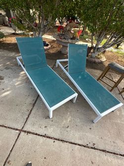 Patio pool lounge chairs
