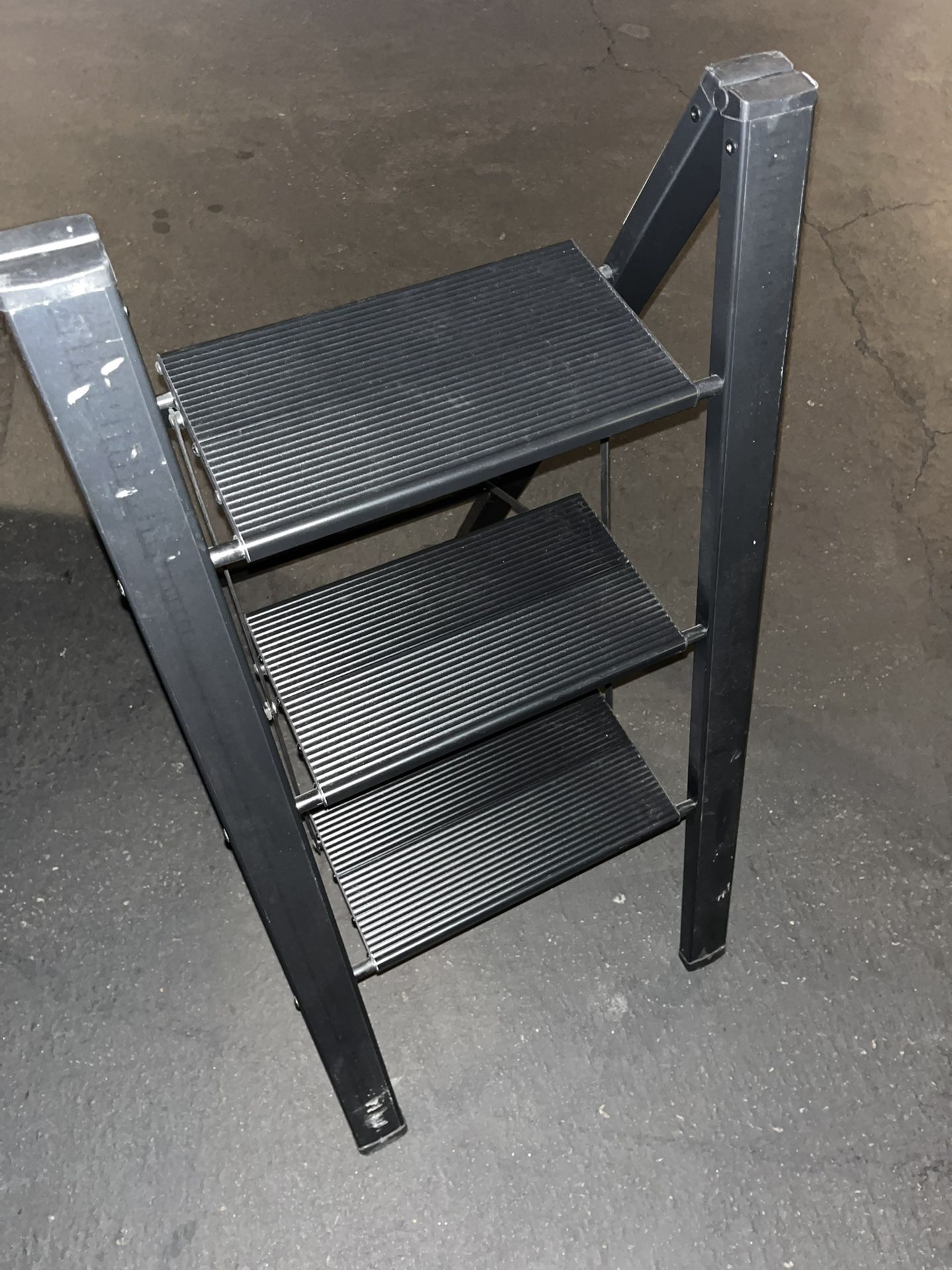 Heavy-Duty 3-Step Folding Ladder – Black Aluminum – A+ Safety Rating
