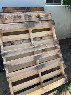 6 wood pallets *free
