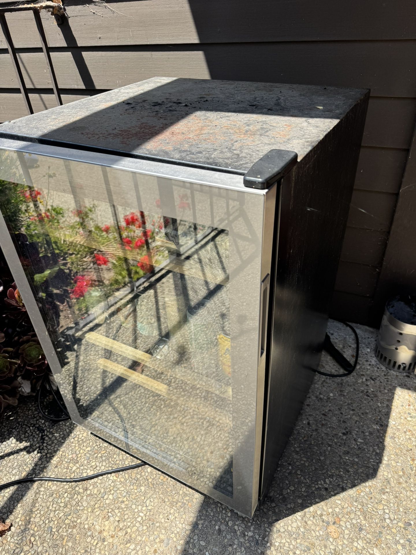 Insigni Outdoor Fridge. 130-Can Beverage Cooler.