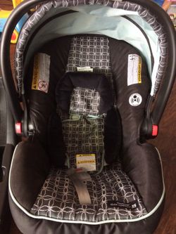 Like new! Graco Infant car seat with base!