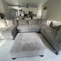 Grey sectional couch/ Sofa