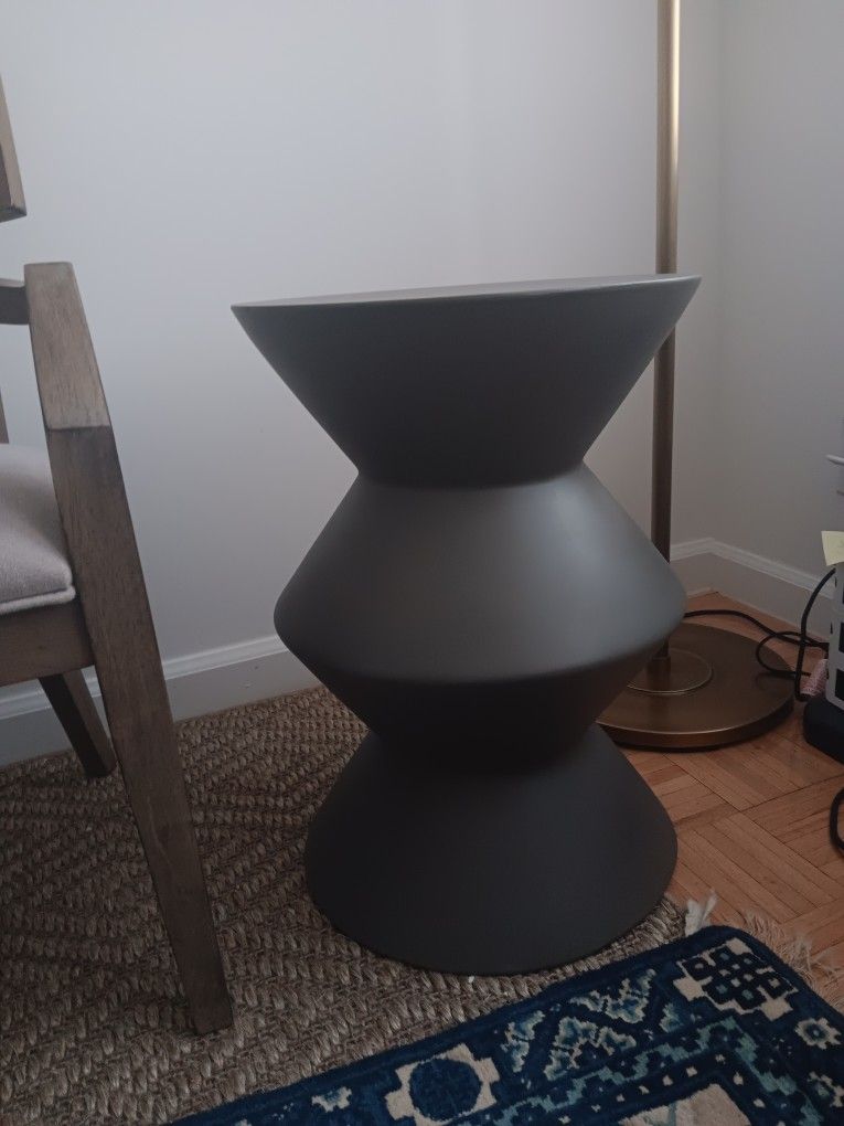 Pedestal/table