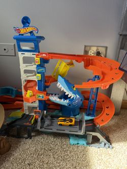 Hot Wheels City Attacking Shark Escape Play Set